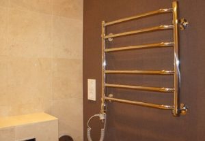 Установка электрического полотенцесушителя в ванной в Красногорске